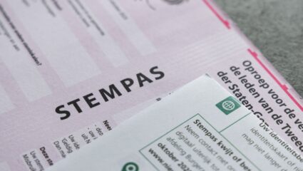 Een stempas voor de verkiezingen.