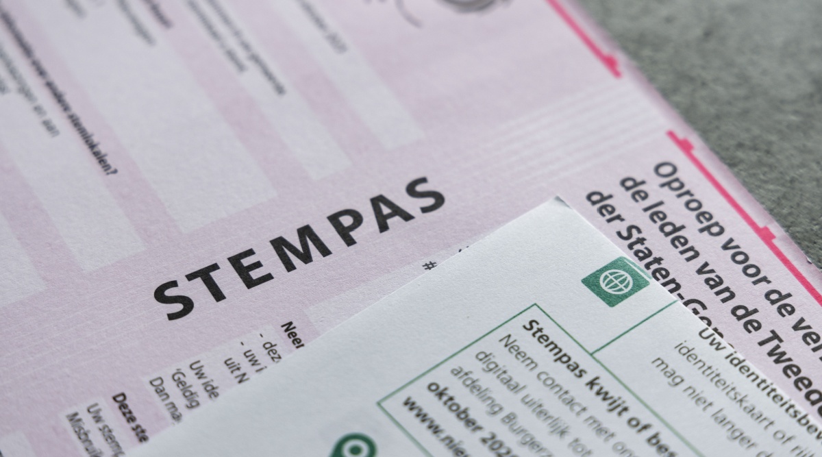 Een stempas voor de verkiezingen.