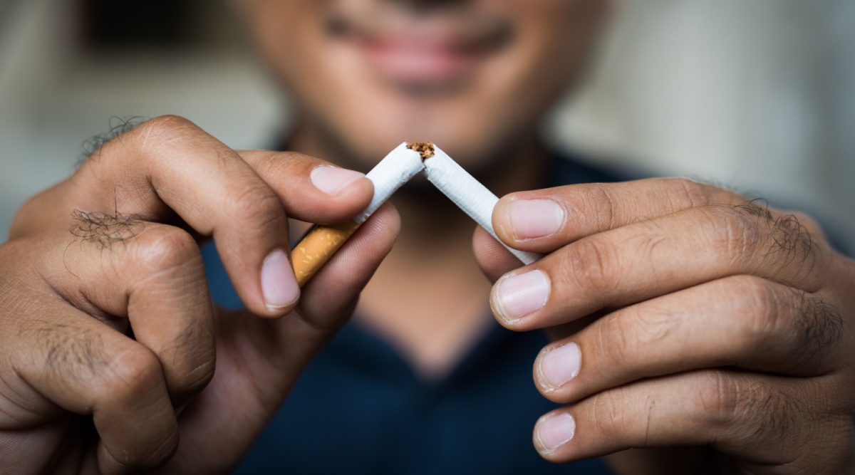 iemand breekt een sigaret omdat hij stopt met roken