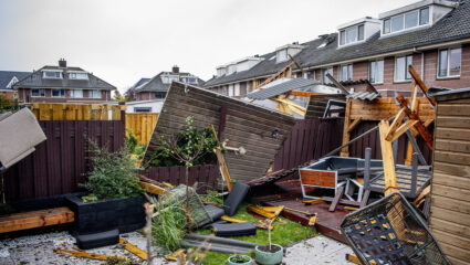 Stormschade in de tuin na harde wind