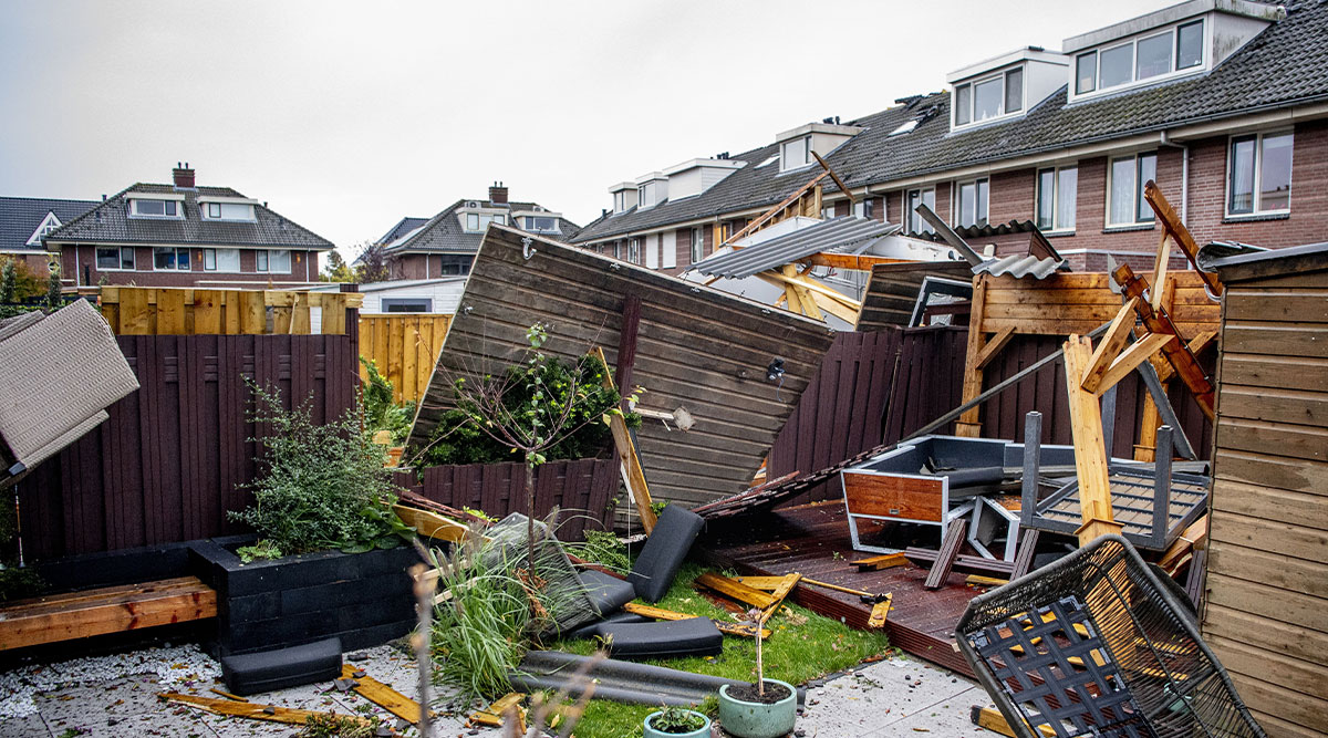 Stormschade in de tuin na harde wind