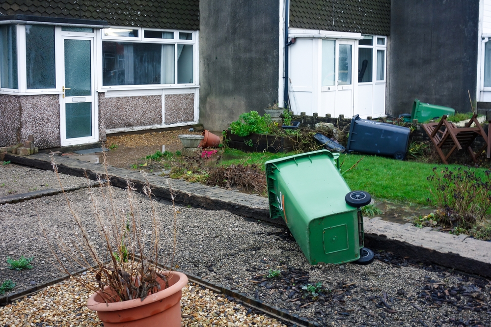 Omgewaaide spullen in de tuin na harde wind