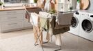 was-droogcombinatie-Shutterstock_2423017121-1200×667 was-droogcombinatie en een droogrek met kleding