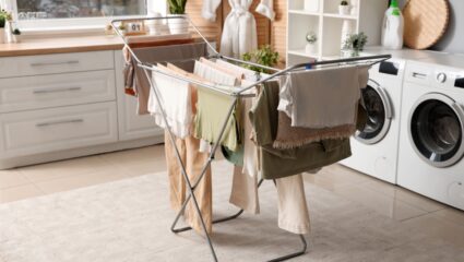 was-droogcombinatie en een droogrek met kleding