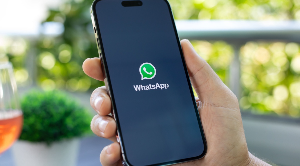 Iemand opent Whatsapp op zijn telefoon.
