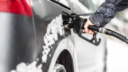 winterbenzine tanken bij een tankstation