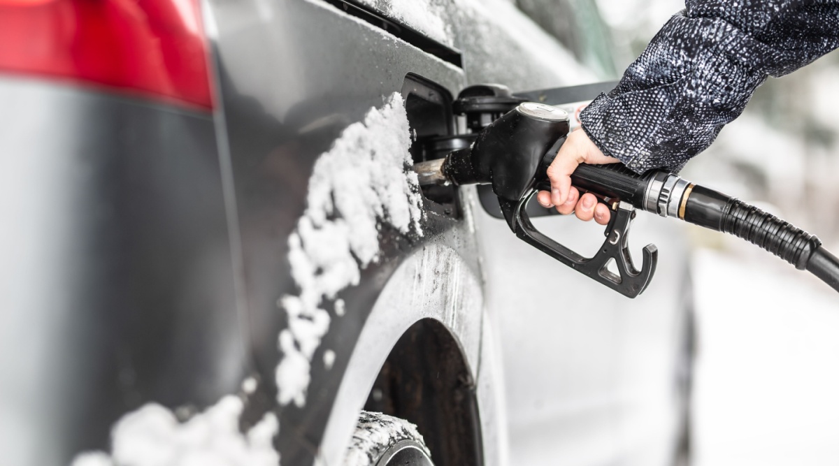 winterbenzine tanken bij een tankstation