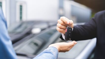 Iemand verkoopt zijn auto aan iemand anders.