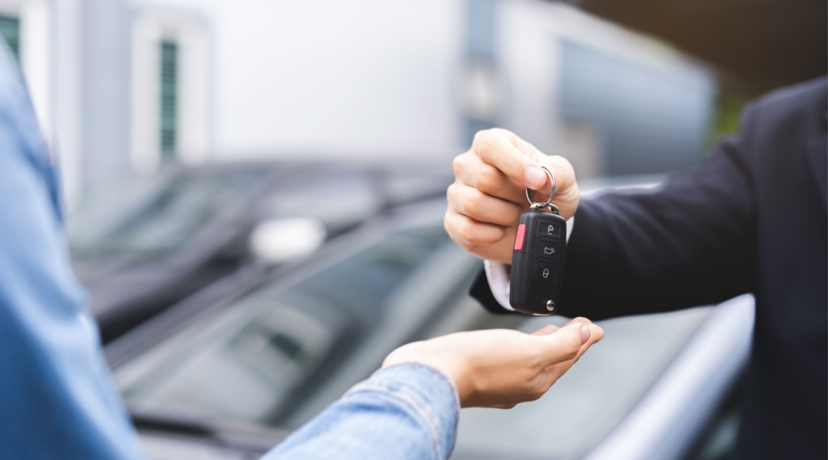 Iemand verkoopt zijn auto aan iemand anders.