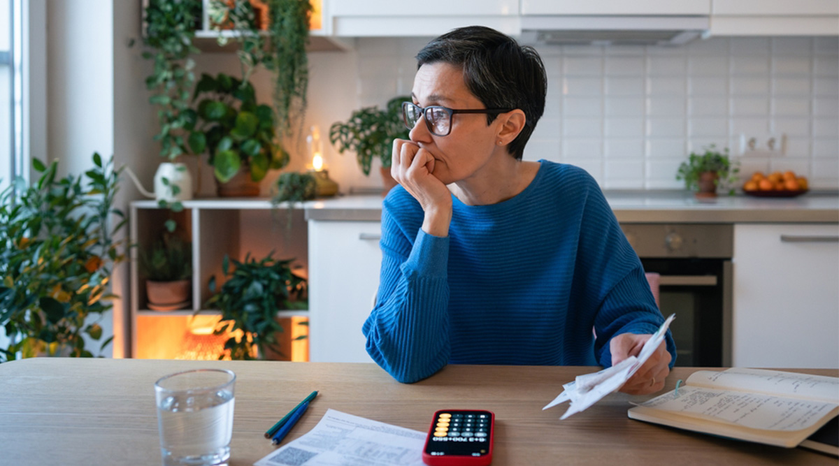 Een mevrouw met geldzorgen.