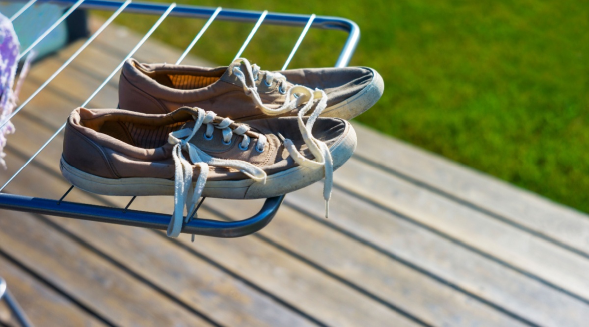 Twee schoenen die aan het drogen zijn op een wasrek.