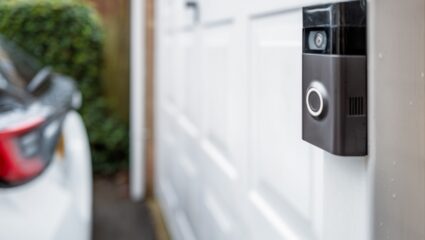 Een slimme deurbel hangt naast het huis.