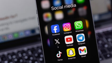 Sociale media apps op een telefoon.