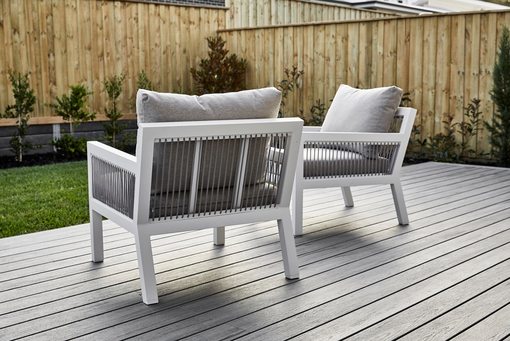 Terras met 2 stoelen in de tuin