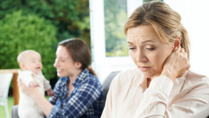 Een mevrouw is verdrietig omdat ze ongewenst kleinkinderloos is.