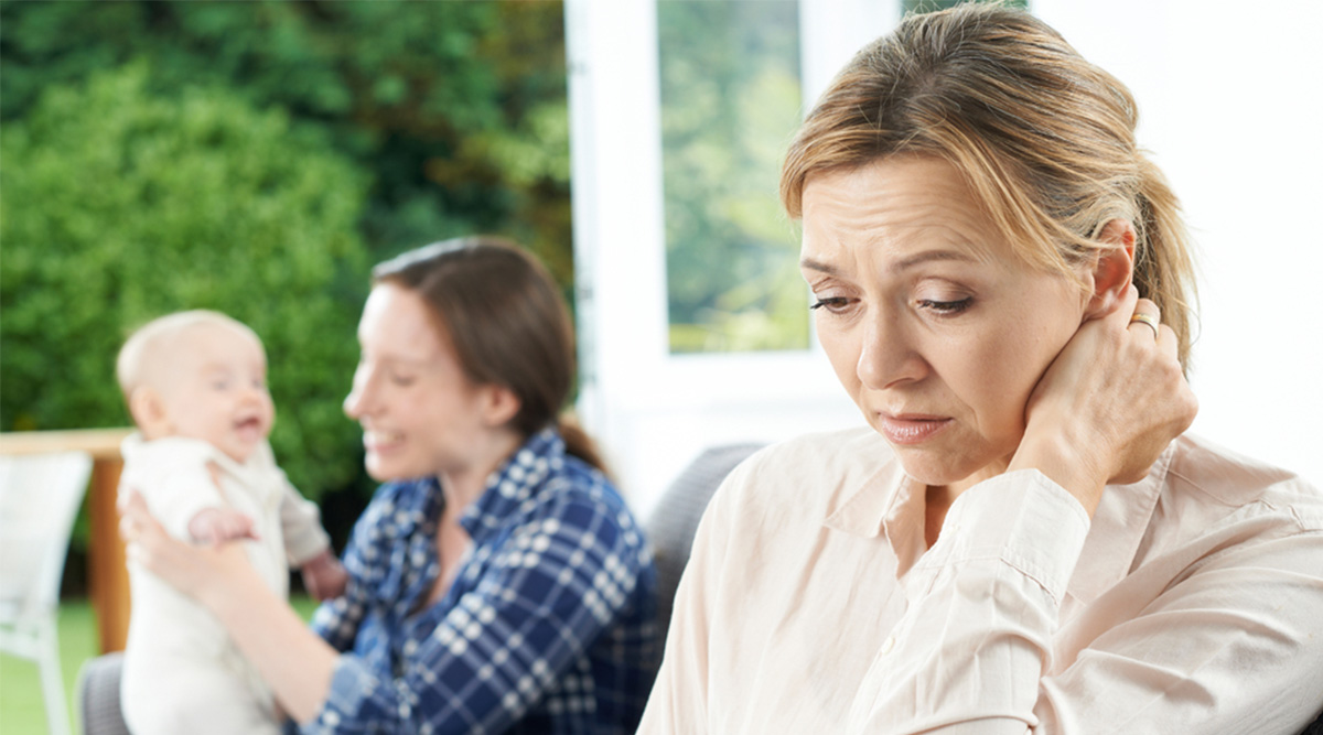 Een mevrouw is verdrietig omdat ze ongewenst kleinkinderloos is.