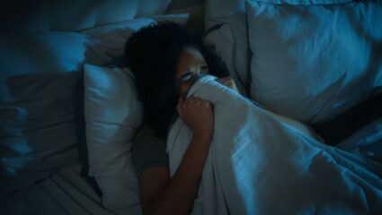 Iemand wordt wakker van een nachtmerrie in de nacht.