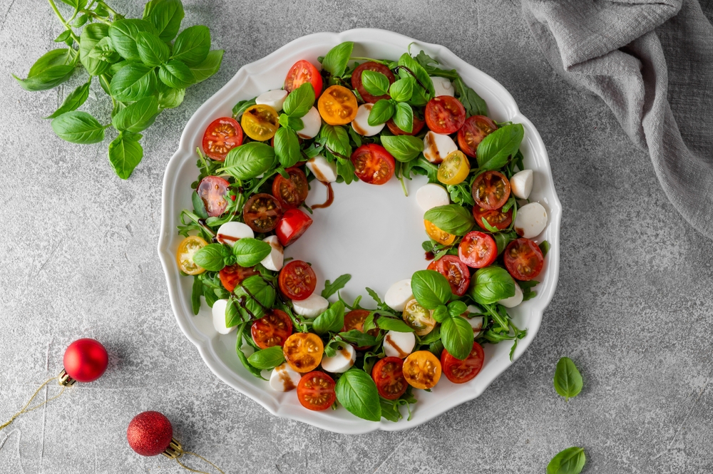 Een salade in de vorm van een kerstkrans.