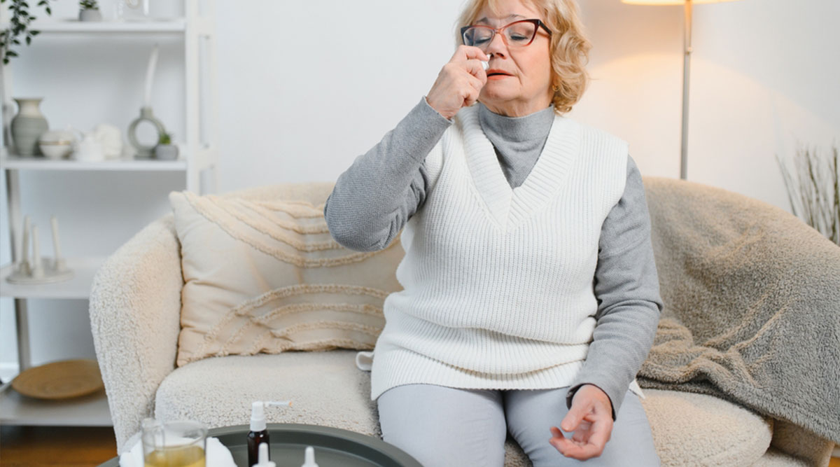 Een vrouw met klachten door verkoudheid