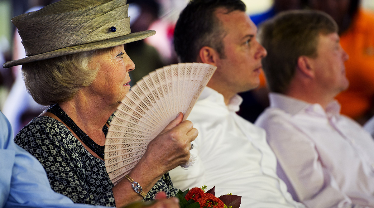 Prinses Beatrix met waaier