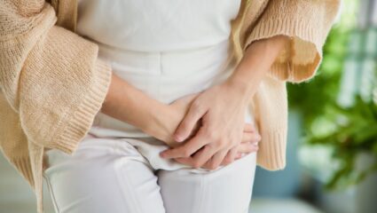 Een vrouw met last van een blaasontsteking.