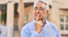 herinneringen-shutterstock_2215439437-1200×667 Een man probeert zich herinneringen voor de geest te halen