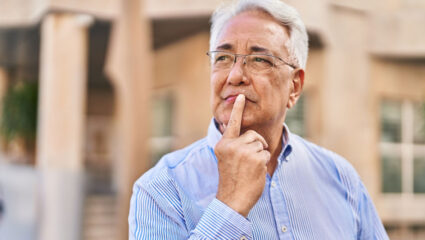 Een man probeert zich herinneringen voor de geest te halen