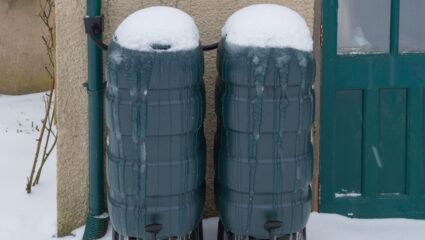 Regenton tijdens winterse omstandigheden met sneeuw en vorst