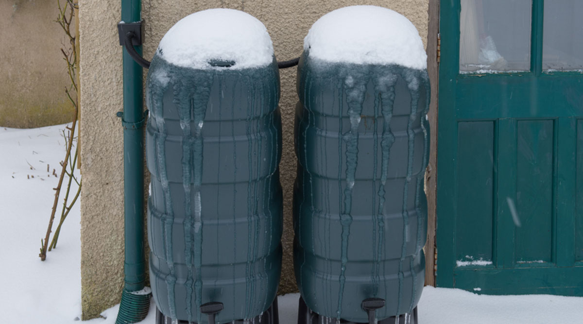 Regenton tijdens winterse omstandigheden met sneeuw en vorst