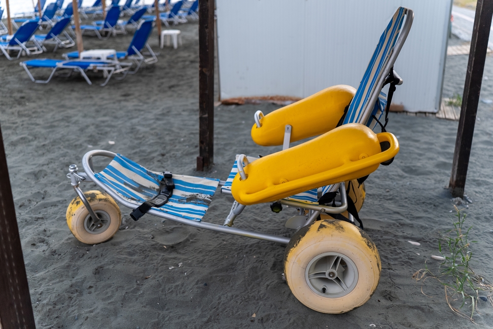 Een strandrolstoel kan zorgen voor een toegankelijke vakantie