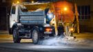 strooiwagen-Shutterstock_2226993979-1200×667 Hoe zit het? Waarom mag u een strooiwagen niet inhalen?