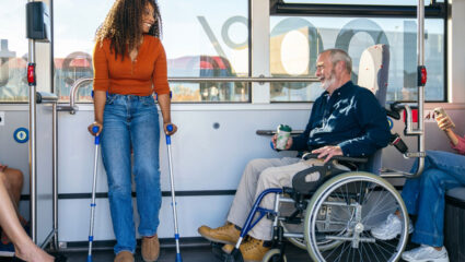 Vrouw op krukken en man in rolstoel tijdens een toegankelijke vakantie