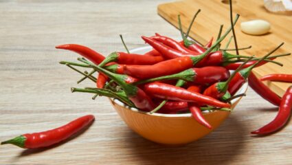 Rode peper in een schaaltje, voor pittig eten.