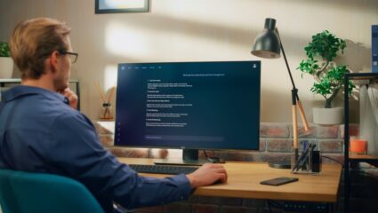 Een man voert een prompt in bij een AI-model.