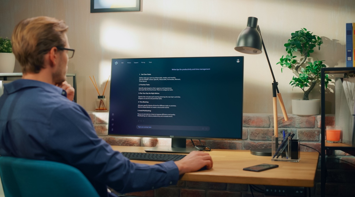 Een man voert een prompt in bij een AI-model.