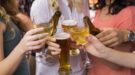 dronken-waarheid-spreken-Shutterstock_227017192-1200×667 Een groep meiden proost met alcohol.