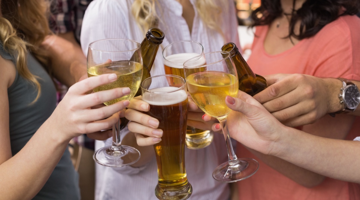 Een groep meiden proost met alcohol.