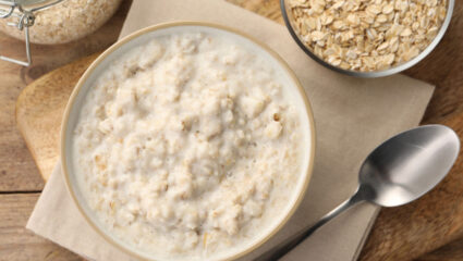 Een bord havermout pap