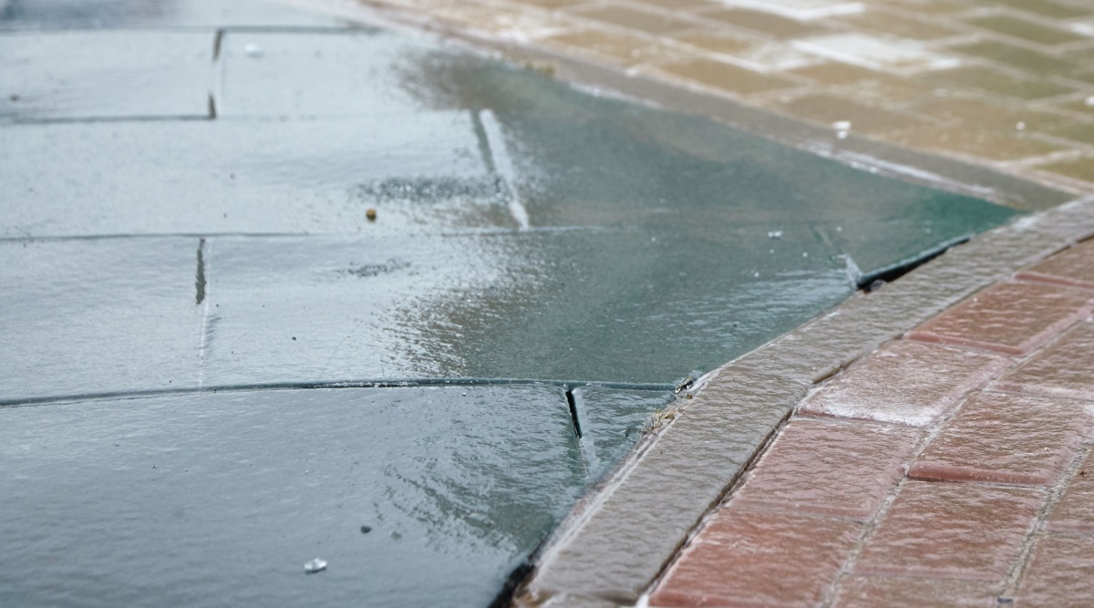 Gladde wegen door ijzel.