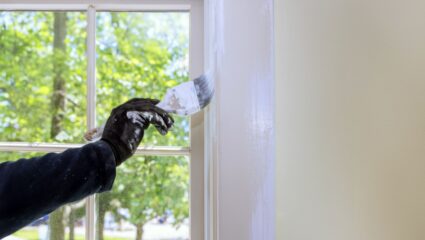 Iemand is de kozijnen aan het schilderen
