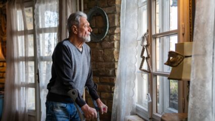 Oudere man die zelfstandig woont.