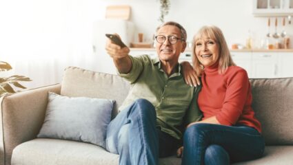 twee ouderen kijken televisie