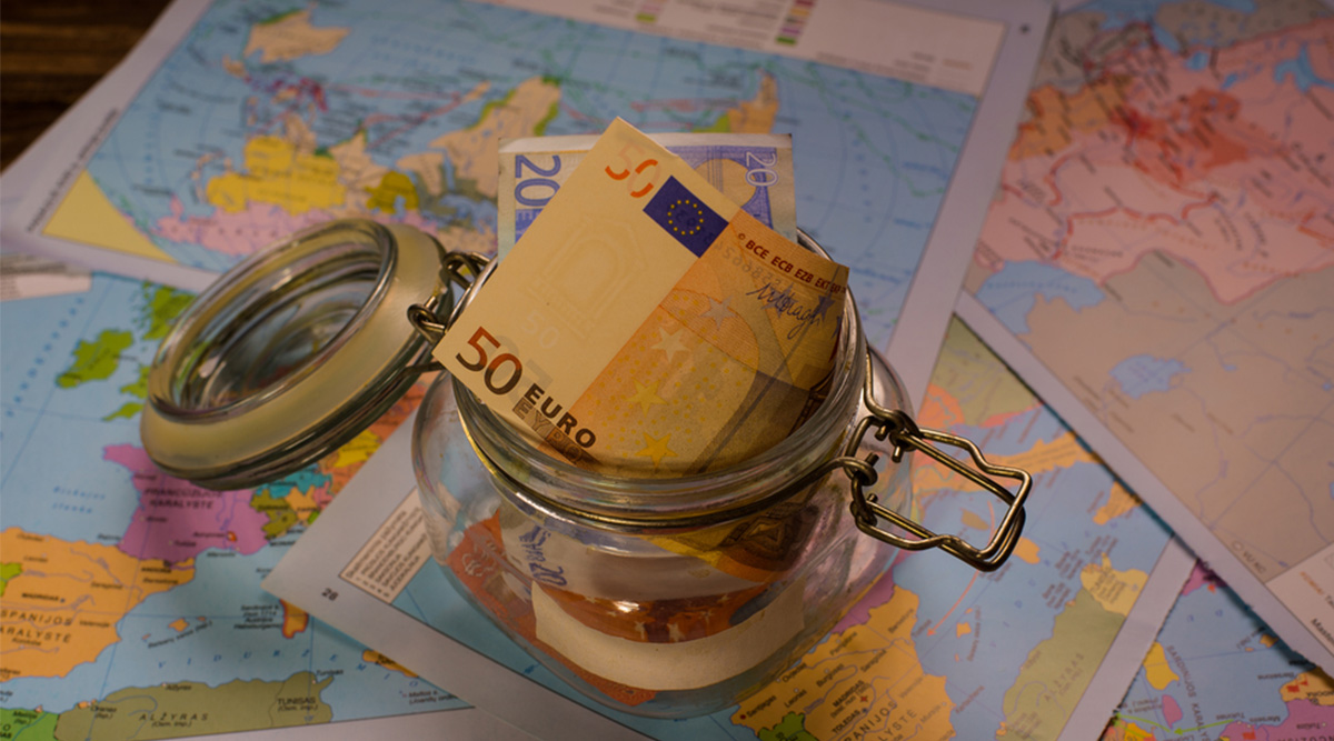 Geld voor de AOW-verzekering.om een AOW-gat te voorkomen.