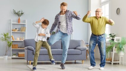 Opa, vader en zoon dansen met z'n 3e in de woonkamer