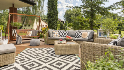 Een groot buitenkleed in de tuin.