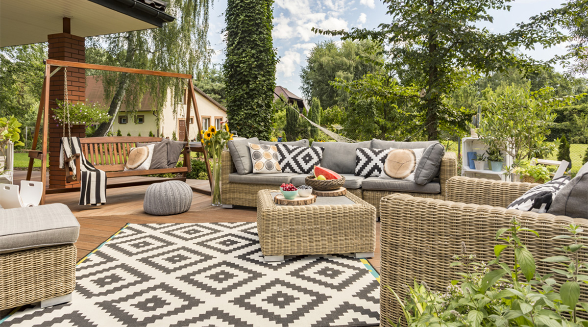 Een groot buitenkleed in de tuin.