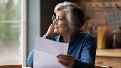 Mevrouw schrijft een sollicitatiebrief.