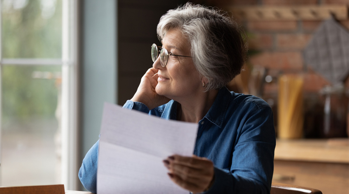 Mevrouw schrijft een sollicitatiebrief.