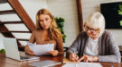 familiehypotheek_shutterstock_2400484345_1200x667 Moeder en dochter verdiepen zich in een familiehypotheek.