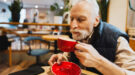 koffie-shutterstock_2730923799-1200×667 Een man drinkt een kop koffie. Ook wel bekend als bakkie troost of bakkie pleur.